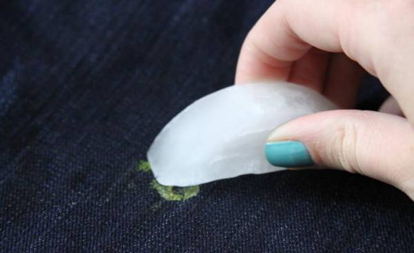 پاک کردن چسب از روی لباس با کمک یخ
